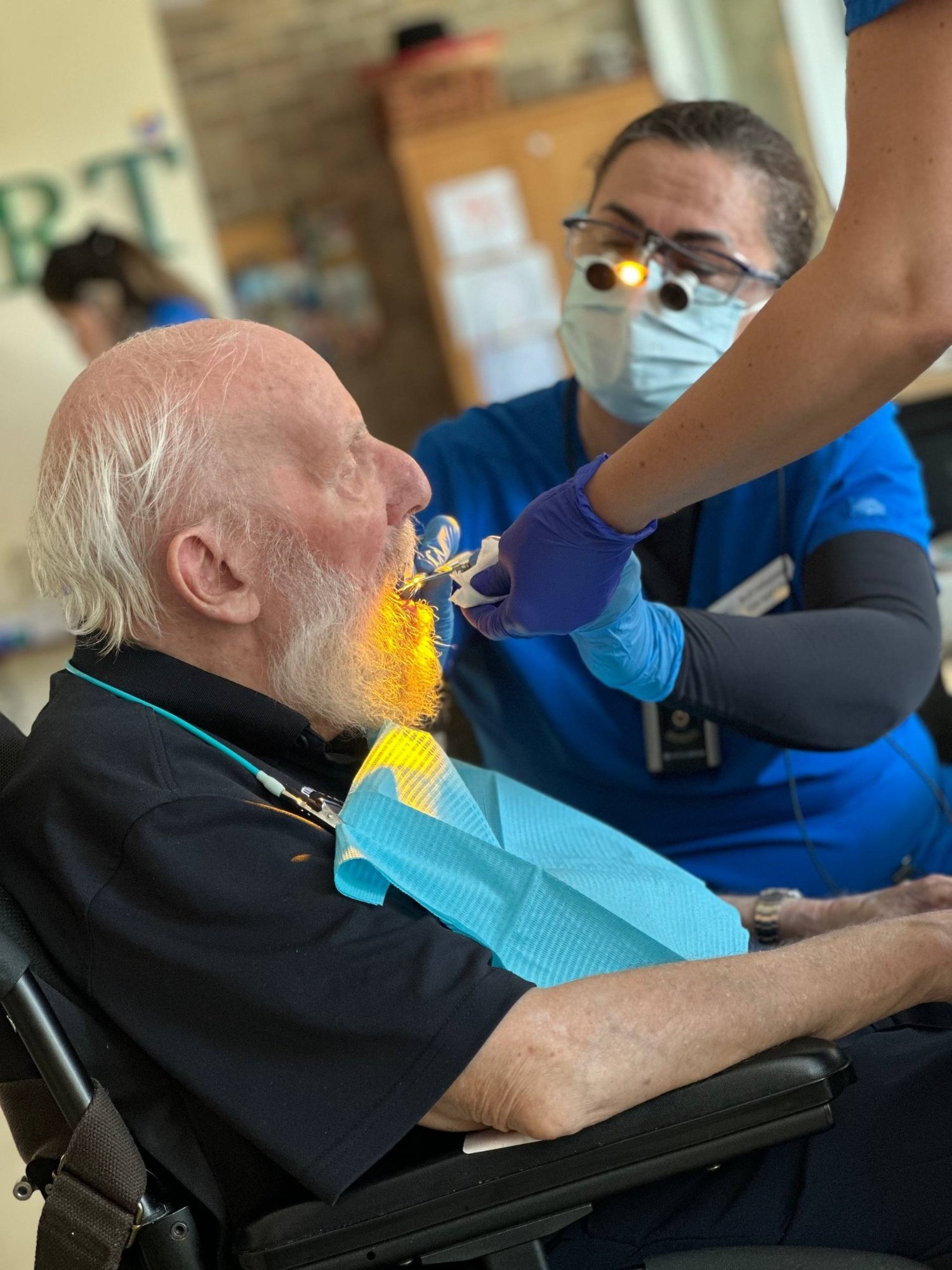 Dentiste offrant des soins dentaires de restauration à un patient âgé
